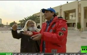 شاهد..موقف طريف لمراسل تلویزيوني مع مسن
