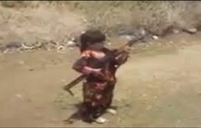 شاهد: مهارة طفلة صغيرة في استخدام الكلاشنكوف