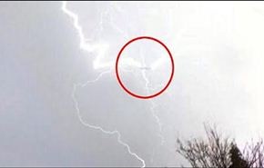 بالصور والفيديو.. لحظة نجاة ركاب طائرة من 3 صواعق