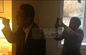 بالفيديو .. مغترب يمني يرمي وزير دفاع بلاده بعلبة