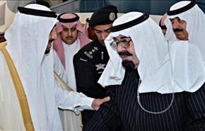 الملك عبدالله يعود للرياض متكئاً على حمالة ويتنفس عبر انبوب اوكسجين