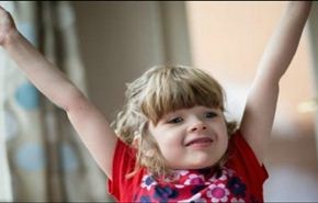 صور وفيديو.. يظهر مشاعر طفلة سمعت صوتا لأول مرة