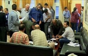 أكثر من 100 مسلح بريف دمشق يسلمون أسلحتهم للجيش السوري