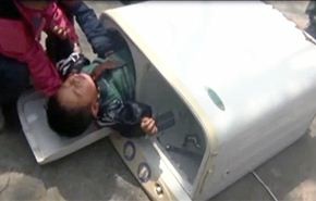 شاهد رجال اطفاء ينقذون طفلا علق في غسالة ملابس