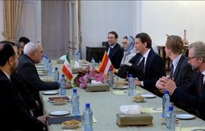 ظريف یؤکد ضرورة تطویر التعاون بین طهران وفیینا