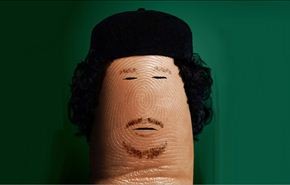 صور لا تفوتكم/ مشاهير سياسية وتاريخية على أصابع الإبهام!