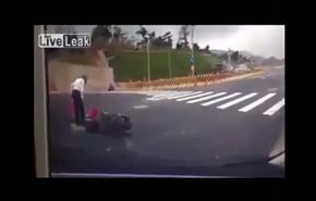 شاهد..صدمته سيارة فوقع في حفرة الصرف الصحي!