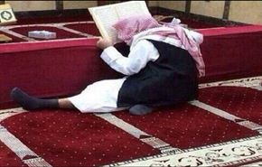 صورة مسن يجاهد لقراءة القرآن، تجذب المغردين