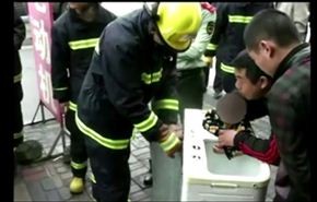 بالفيديو.. إنقاذ طفلة علقت في غسالة !