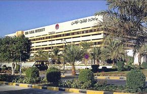 فيديو وصور: طلاب جامعة الملك فيصل يؤدون الامتحان على الأرض!