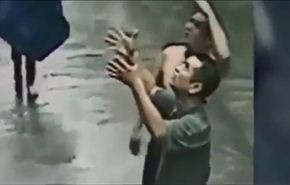 بالفيديو/لحظات مرعبة لسقوط رضيع من الطابق الثاني