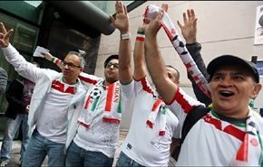 شاهد..مشجعو المنتخب الايراني امام فندق اقامته بالبرازيل