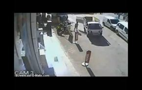 شاهد طفل ذو حظ سيئ ينجو من شاحنة ولكن...