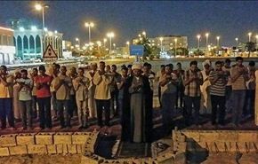 البحرينيون يصلون بأفنية المساجد المهدمة رغم محاولات منعهم