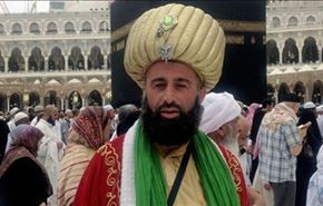 فاش شدن راز مردی با لباس عجیب در مکه+فیلم