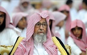 رجل دين سعودي يصف التصوير في الحرم المكي بالـ