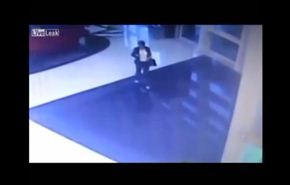 بالفيديو ..جوال يوقع سيدة في حوض ماء