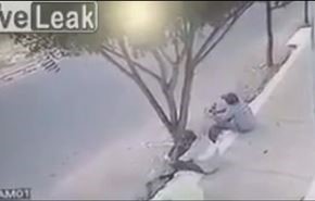 شاهد كيف نجا 3 رجال بأعجوبة من الدهس