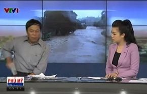 شاهد ردة فعل ضيف برنامج رن هاتفه وهو على الهواء...
