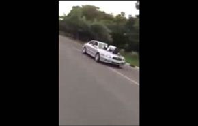 أراد مخالفته شاهد ماذا فعل السائق به؟