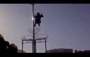 بالفيديو... رجل يتخذ عمود إنارة 