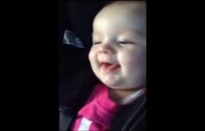 شاهد...رضيعة تسلي نفسها بطريقة طريفه !