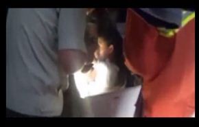 بالفيديو...نجاة طفلة بعدما علقت داخل غسالة تعمل!