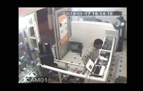 بالفيديو: لص يستغل انشغالهم باعداد شاي و...