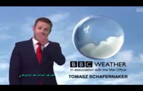موقف محرج لمذيع بي بي سي على الهواء..شاهد