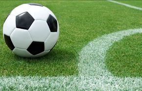 شاهد...فرحة لاعب كرة قدم تنتهي بالسخرية!