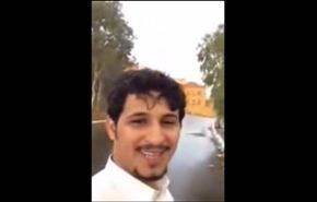 شاهد... صاعقة تضرب شابا أثناء تصويره هطول الأمطار