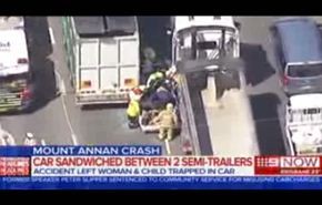 بالفيديو... نجاة أم وطفلها من سيارة تحولت لـ