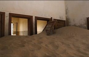 بالصور... الرمال تبتلع مدينة الأشباح !