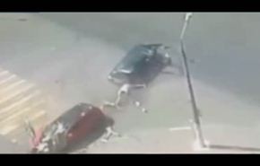 شاهد... نجاة طفلين ووالديهما من حادث اصطدام مروع