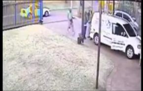 عصابة تهاجم رجلا وامراة...ولكنها..شاهد الفيديو
