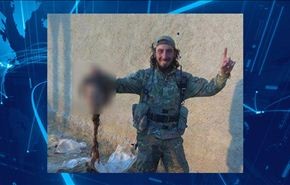 صورة لداعشي يفتخر بقطع رأس إمراة 
