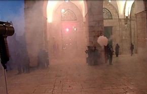 قوات الاحتلال تقتحم الأقصى وإصابات في صفوف المصلين+فيديو