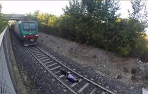 بالفيديو ...ينام تحت قطار سريع ليثبت براعته!