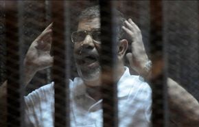 مرسي للمحكمة: لازلت رئيسا لمصر وأرفض محاكمتي