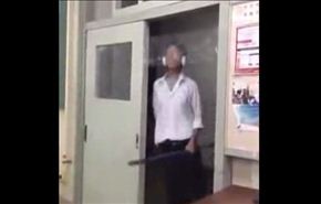 بالفيديو..مقلب مضحك يدبّره طلاب بزميلهم !