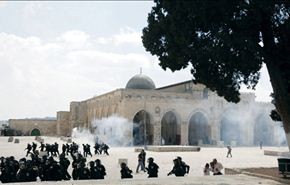 الاحتلال يقتحم الاقصى وسقوط عشرات الجرحى بين المصلين