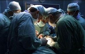 استخراج سمكة حية من امعاء رجل... بالفيديو
