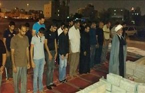 بالصور.. إقامة الصلاة في أفنية المساجد المهدمة بالبحرين