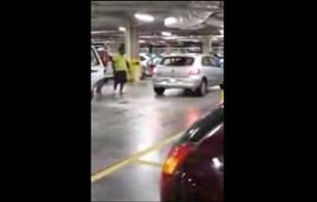 شاهد كيف عاقب سائق متهور شخصا أخذ موقف سيارته؟