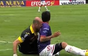 شاهد... حارس يعض لاعبا على طريقة سواريز!