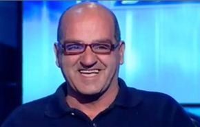 بالصورة/ لبناني ينبش قبر أمه ويلتقط 