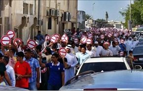 بالصور/الأمن البحريني يقمع مسيرة ضخمة مؤيدة لمقاطعة الإنتخابات