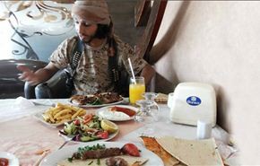 صور/من كرات التمر الى الفطائر الاميركية..وصفات من المطبخ الداعشي!
