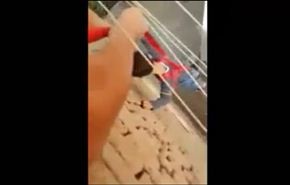 شاهد كيف جازف أب بحياة أبنه بسبيل مفتاح الشقة؟