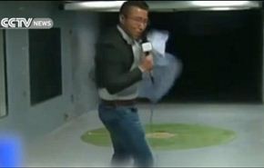 شاهد...مراسل تلفزيوني يطير على الهواء والسبب...